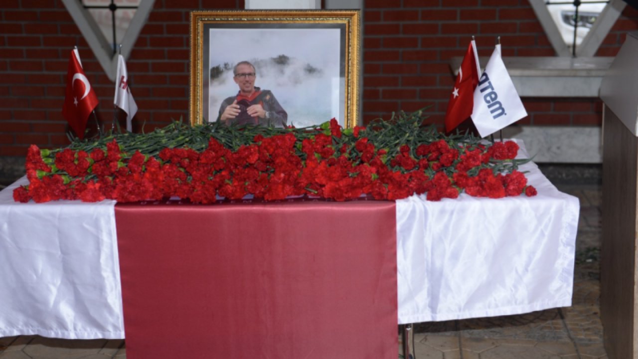 Video Haber: Doktor Bülbül’e aglatan tören...Op. Dr. Temur Bülbül için kurucusu olduğu hastanede tören düzenlendi