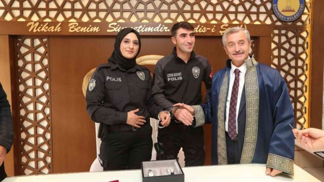 Polis çifte kelepçeli nikah