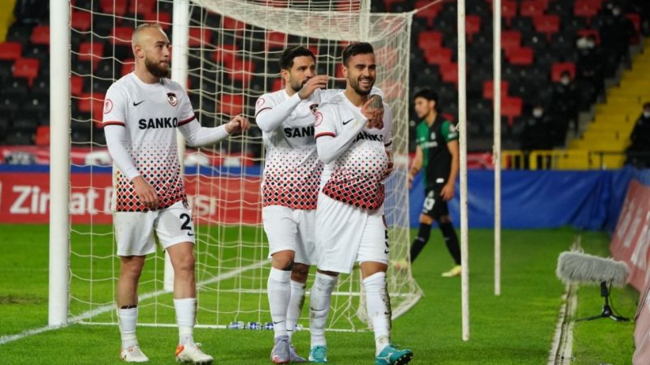 Furkan Soyalp göz kamaştırdı