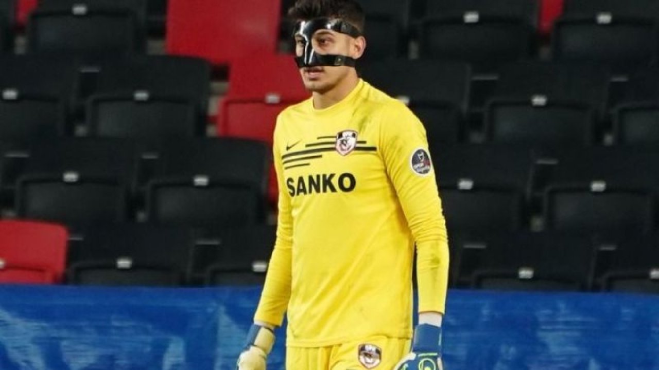 Mustafa Burak maskeyle oynadı