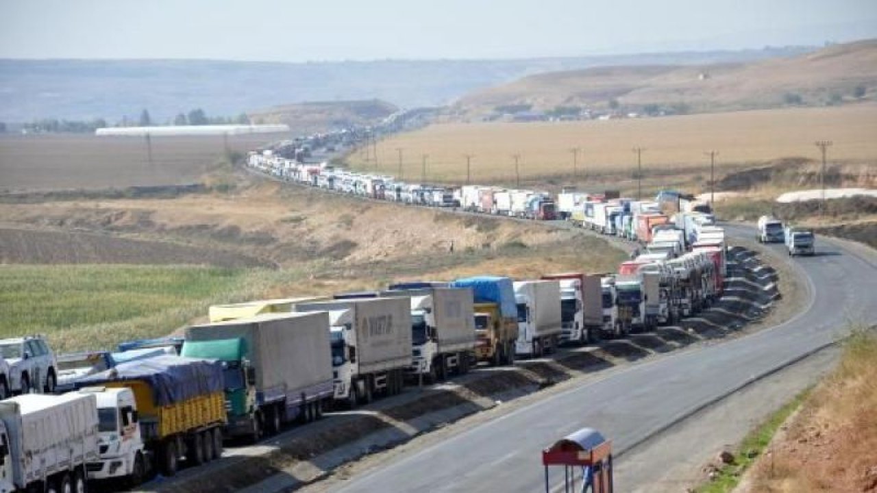 Gaziantep’te bir günde 5000 tır ve kamyon sınır kapılarına gidiyor.  Habur’da Gaziantep tırları kuyrukta bekliyor