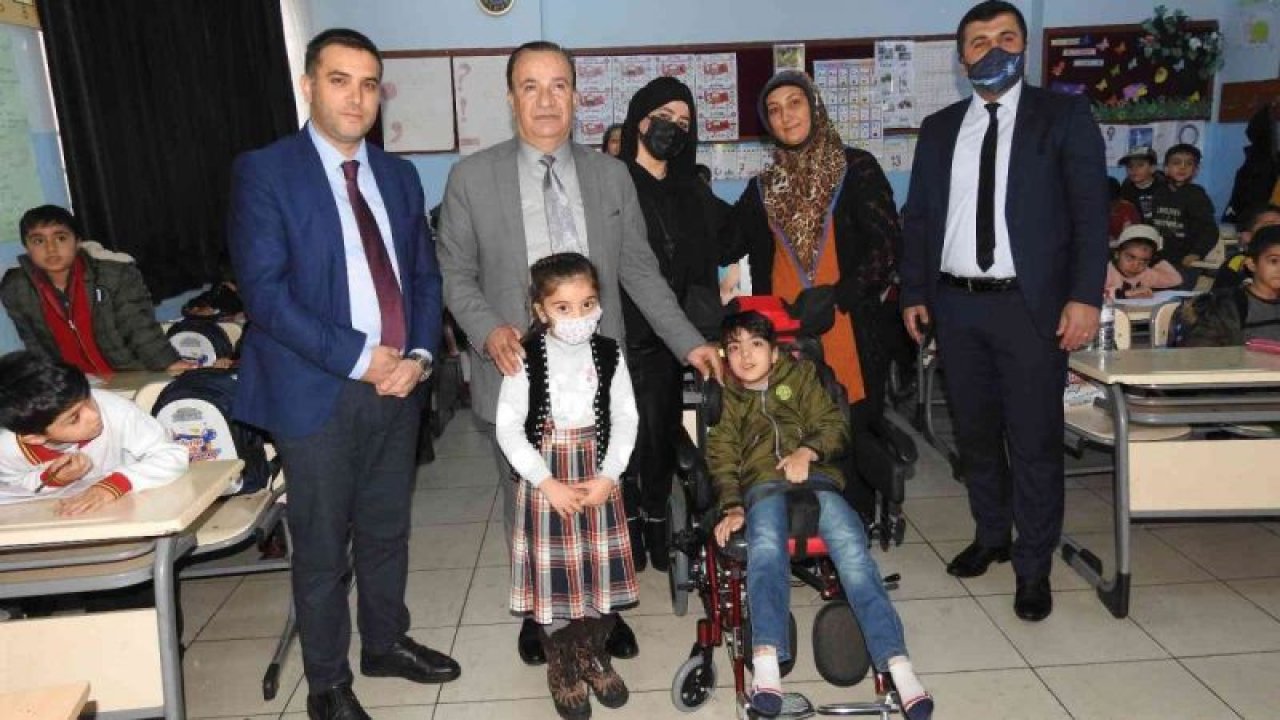 Bebek arabasıyla okula götürülen çocuğa Fatma Şahin sahip çıktı