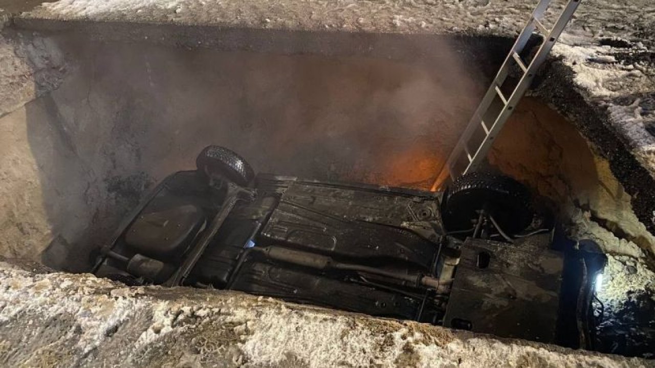 Seyir halindeki araç kaynar su çukuruna düştü