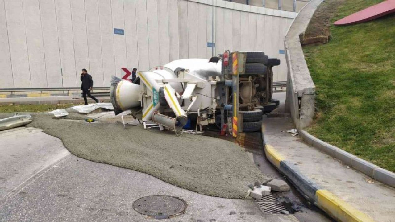 Son Dakika...Gaziantep'te virajı alamayan beton mikseri devrildi, içerisindeki sıvı beton yola döküldü