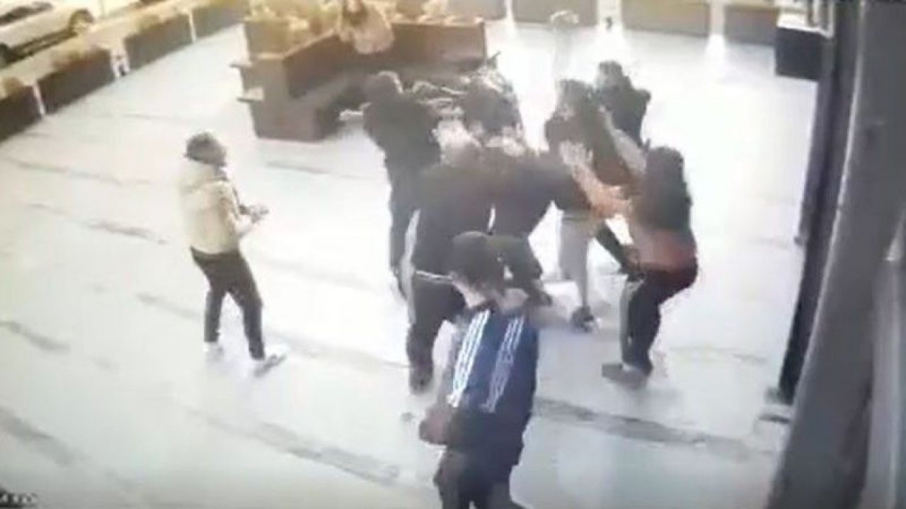 Son Dakika:Gaziantep'te güpegündüz 15 kişi tek kişiye saldırdı,araya girenlere bıçak çektiler