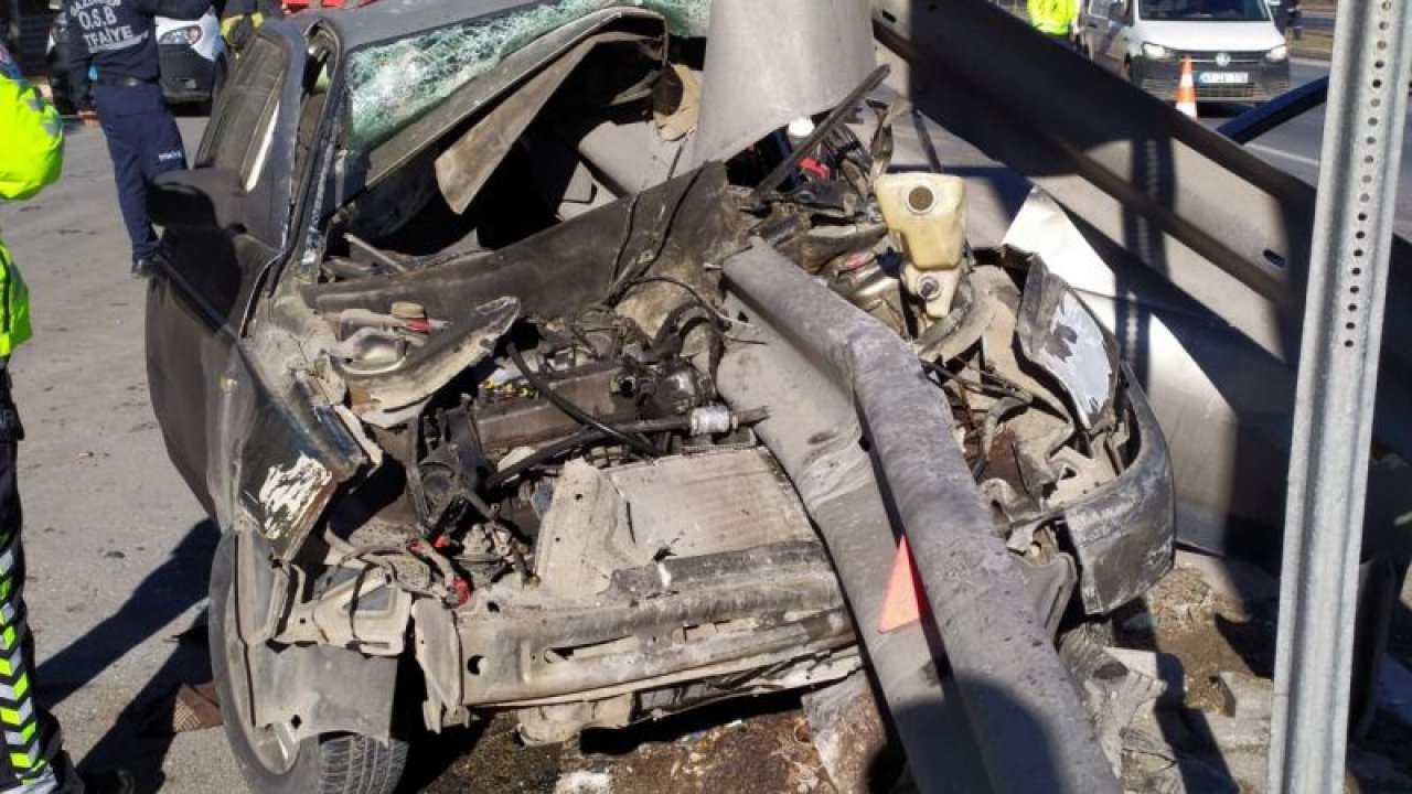 Son Dakika:Video Haber....Gaziantep'te otomobil ok gibi bariyerlere saplandı, araçta sıkışan sürücü güçlükle çıkarıldı