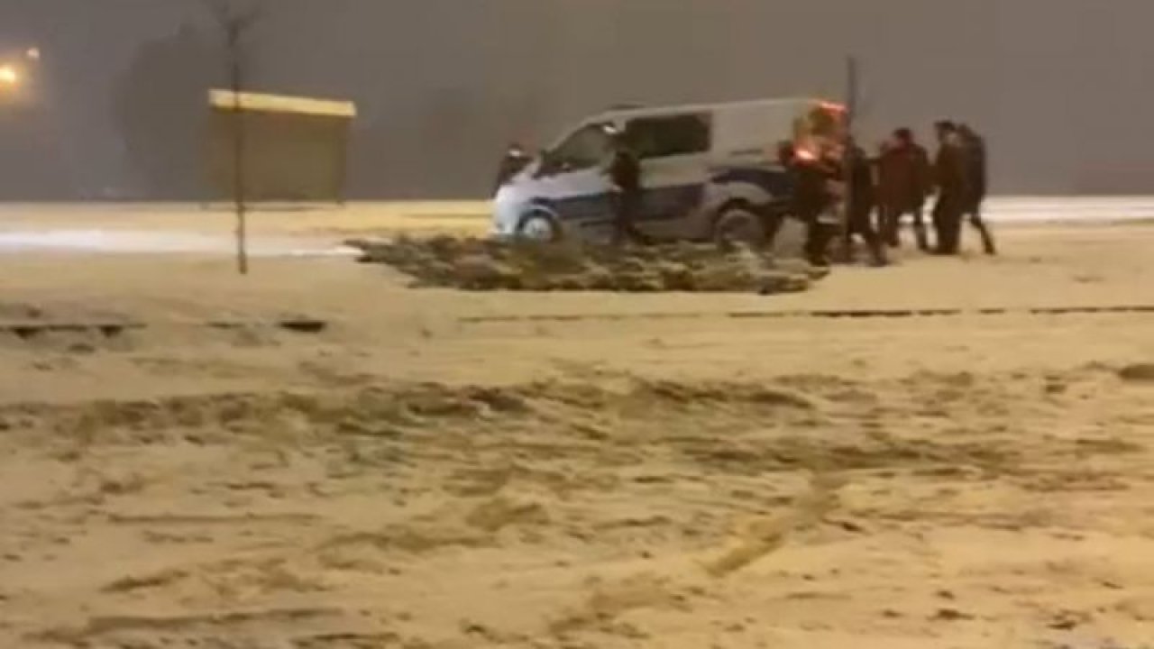 Beykent Kavşağında polislerin yardımına vatandaşlar koştu