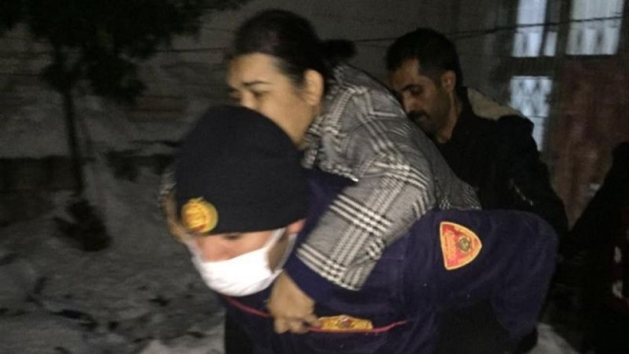 Son Dakika: Video Haber...Gaziantep'te İtfaiye Erinden İnsanlık Ölmemiş Dedirten Davranışı! İtfaiye eri hasta 500 metrekadını sırtında taşıdı