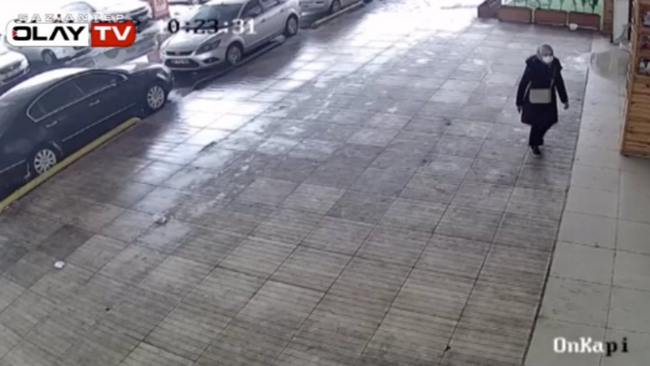 Son Dakika: Video Haber...Emek Uzay Çatının Çökme Anı Kameralarda...Saniyeler Önce Çatının Altından Geçen Kadının Mucize Kurtuluşu