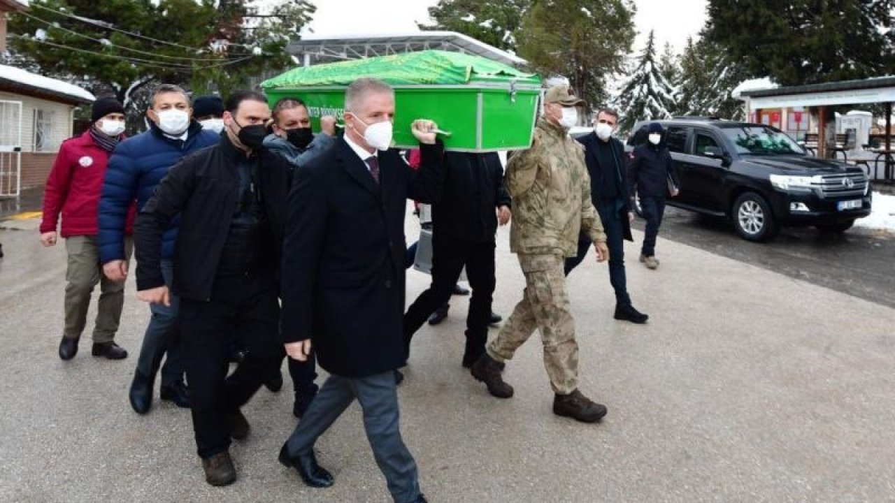 Yangında ölen iki Suriyeli kardeşin tabutunu Vali Gül taşıdı