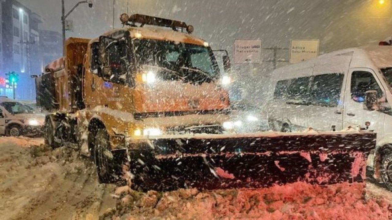 Yollara parkedilen araçlar kar çalışmasını engelliyor