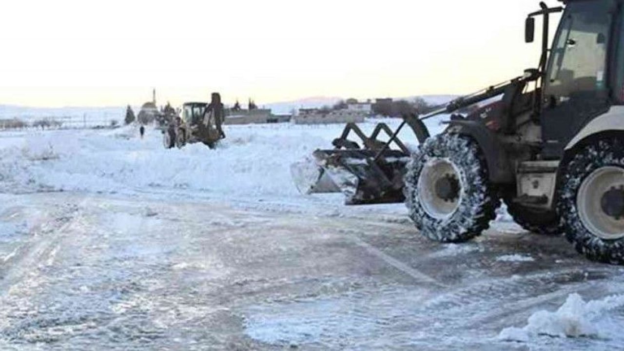 Son Dakika: Gaziantep'in O İlçede Vatandaşlar  'KAR'dan Mahsur Kalmıştı! O İlçede Yollar Açıldı!