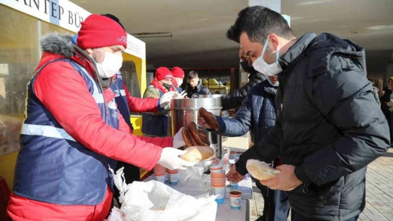 Son Dakika: Gaziantep Otogarı Vatandaşlara Kapatılmıştı! Büyükşehir, otobüs terminalindeki vatandaşlara kumanya dağıttı