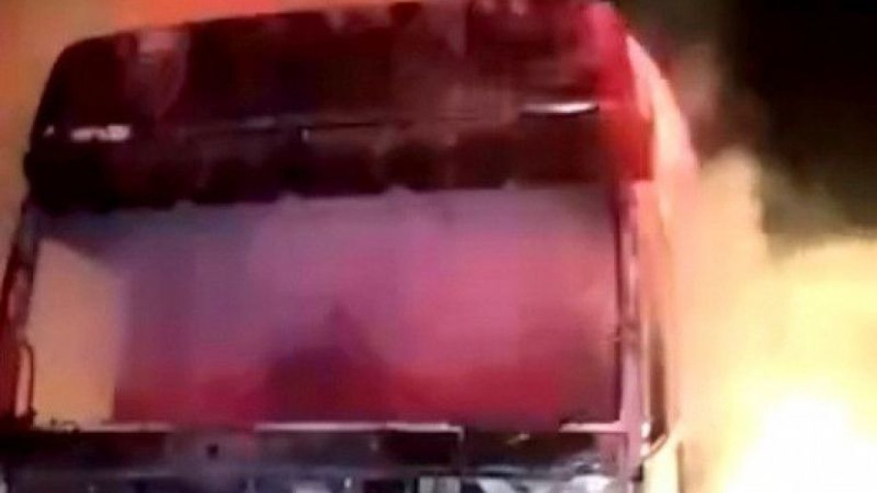 Son Dakika: Video Haber..Tarsus-Adana-Gaziantep (TAG) Otoyolunda alev alev yanan tırdan geriye demir yığını kaldı. O Anlar Kamerada