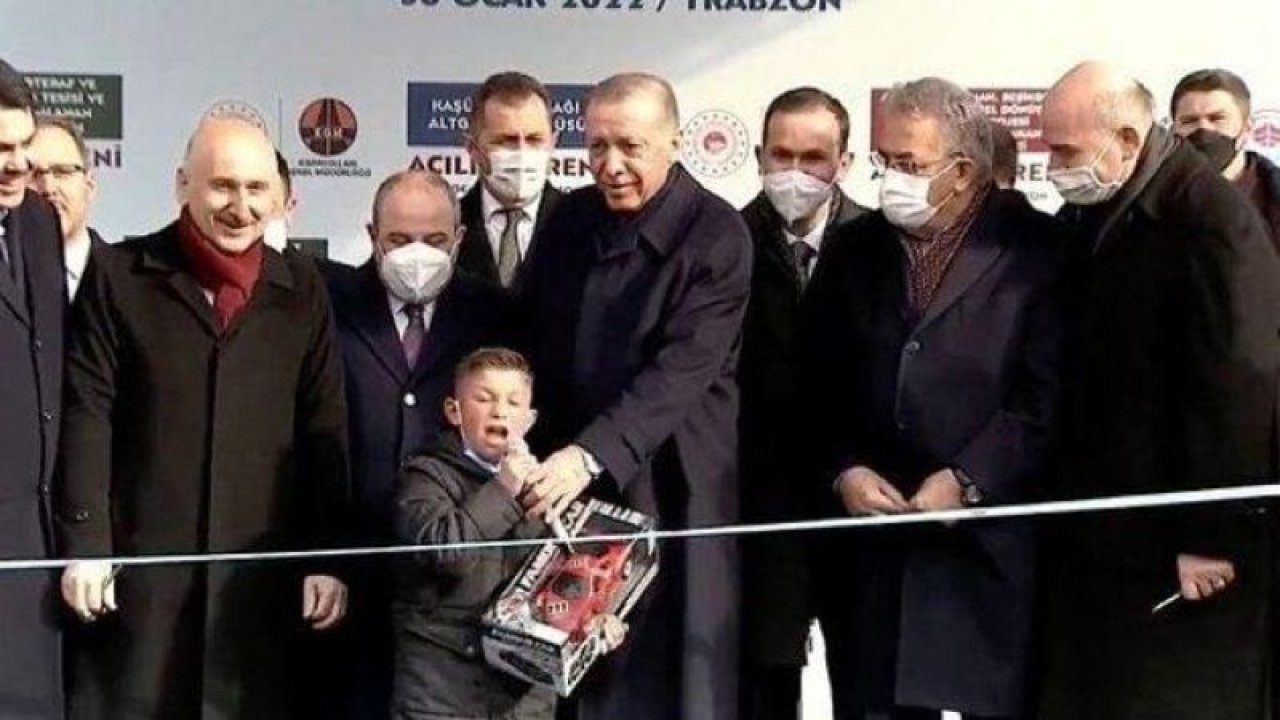 Son dakika : Video Haber...Cumhurbaşkanı Erdoğan'ın Trabzon'da sahneye davet ettiği çocuk Kılıçdaroğlu için "Bay Kemal! O adam hain" dedi, sosyal medyada olay oldu