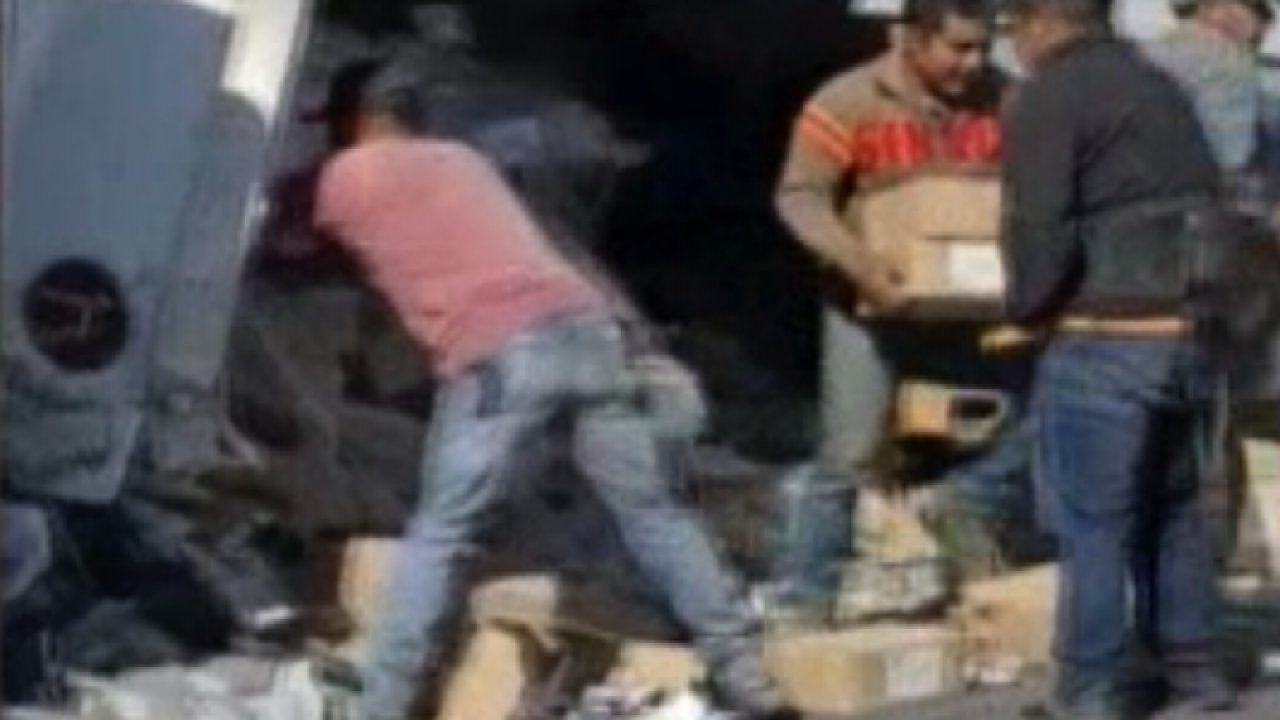 Sürücünün öldüğü kazada tırdaki ürünler yağmalandı