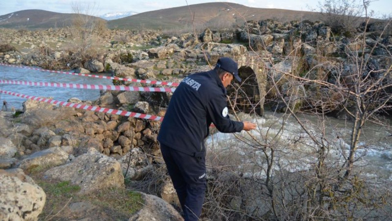 Son Dakika...İslahiye'deki Karaköprü,yıkılma tehdidine karşı geçişe kapatıldı