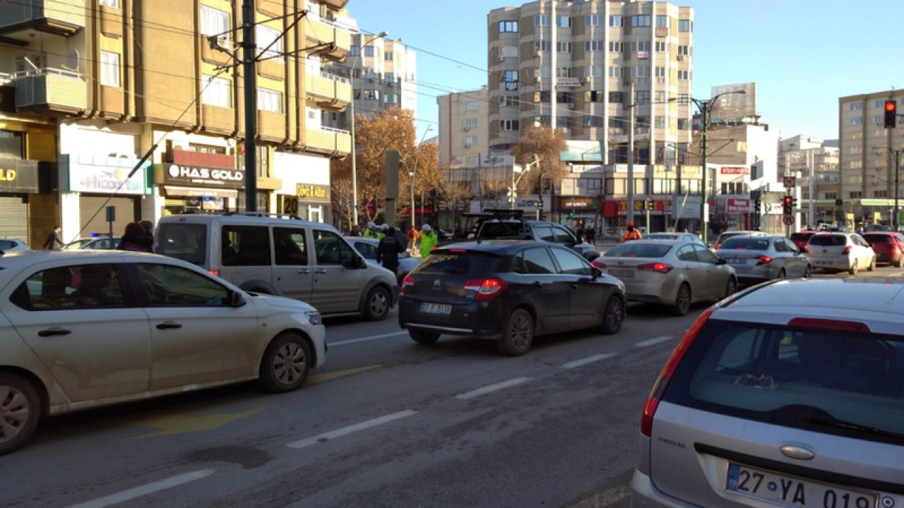 Son Dakika: Gaziantep'te Araç Tramvay Yoluna Uçtu! Trafik Felç Oldu! İnsanlar işlerine yaya olarak gitmeye çalışıyor