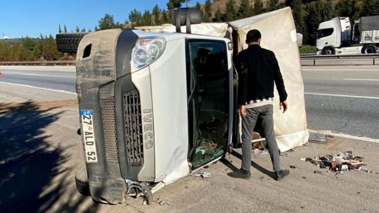 Video Haber...Gaziantep otoyolunda mobilya yüklü kamyonet devrildi: 2 yaralı