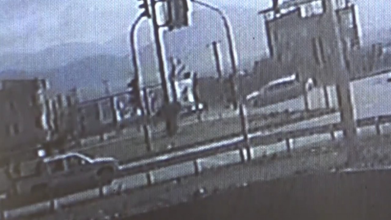 Video Haber...Gaziantep'te iki otomobil çarpışma anı güvenlik kamerasına yansıdı