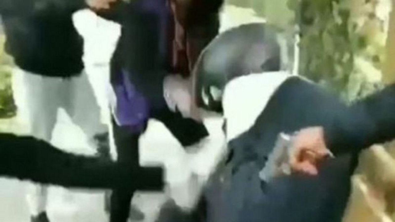 Son Dakika: Video Haber...Adeta Vahşet! Gaziantep'te gençler, araya aldıkları arkadaşlarını öldüresiye darp etti.O anlar kameraya yansıdı