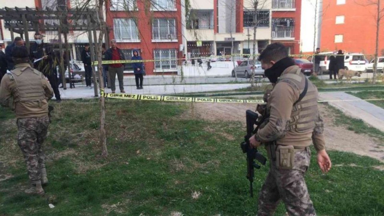 Son Dakika: Video Haber... Her gün bir yenisi ekleniyor, şimdi de hançerli katil! Platonik aşk besleyen şahıs, kızın sevgilisi olduğu ileri sürülen genci hançerle öldürdü