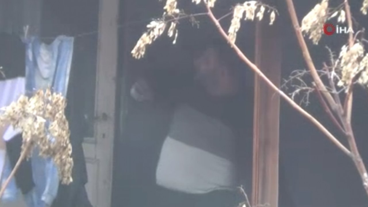 Son Dakika: Video Haber...Komşuyu rehin alan silahlı saldırgan Özel Harekat Polislerince böyle etkisiz hale getirildi...O Anlar Kamerada