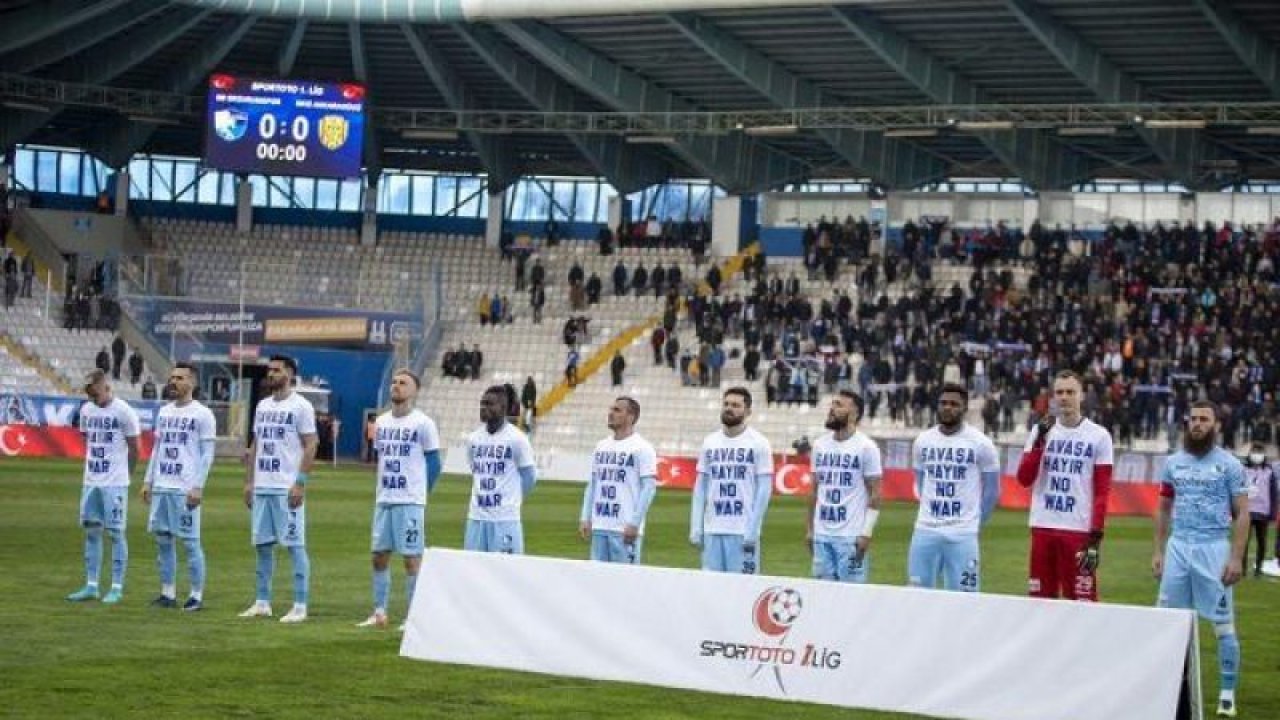 Erzurumsporlu Aykut Demir, ''Savaşa hayır'' yazılı tişörtü giymedi....