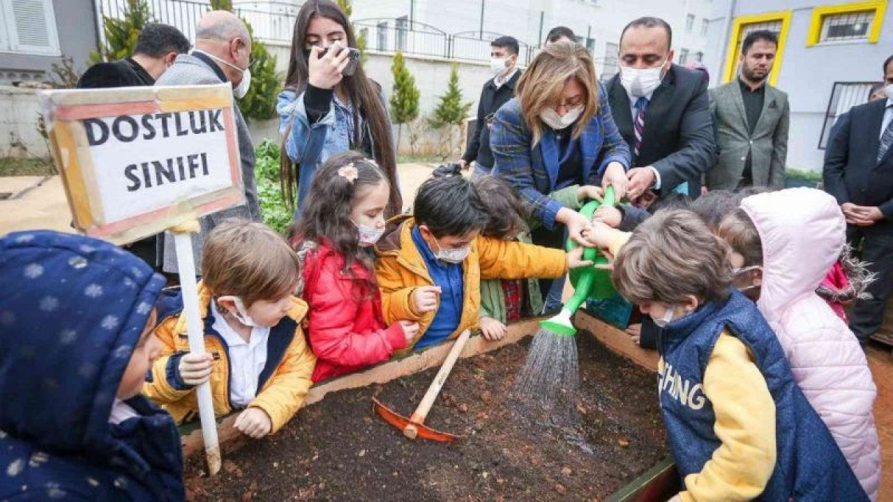 Başkan Şahin sıfır atık projesi ile yapılan kütüphanenin açılışına katıldı