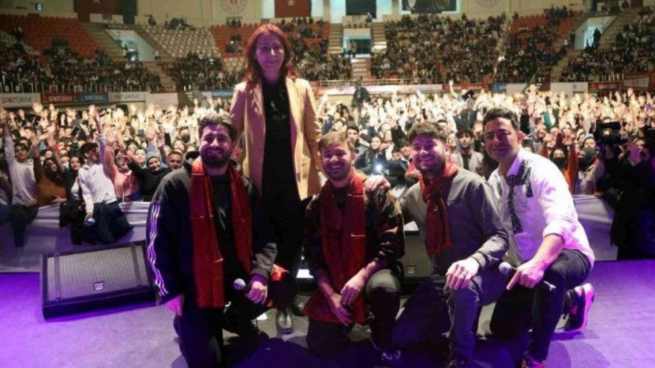 Ünlü pop sanatçısı Emre Aydın gazi şehirliler için konser verdi