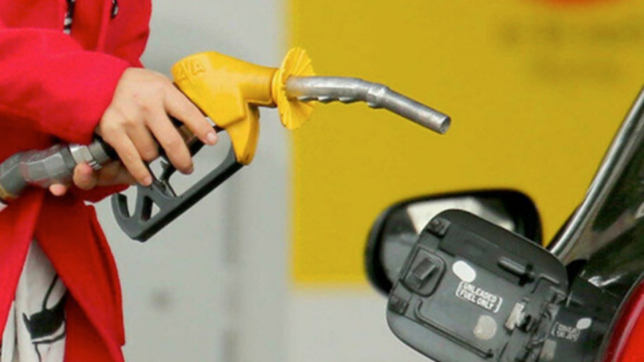 Son Dakika: Akaryakıtta zam yağmuru, yeni haftada da devam edecek.Akaryakıta bir zam daha! Motorin 22 TL'yi aşıyor
