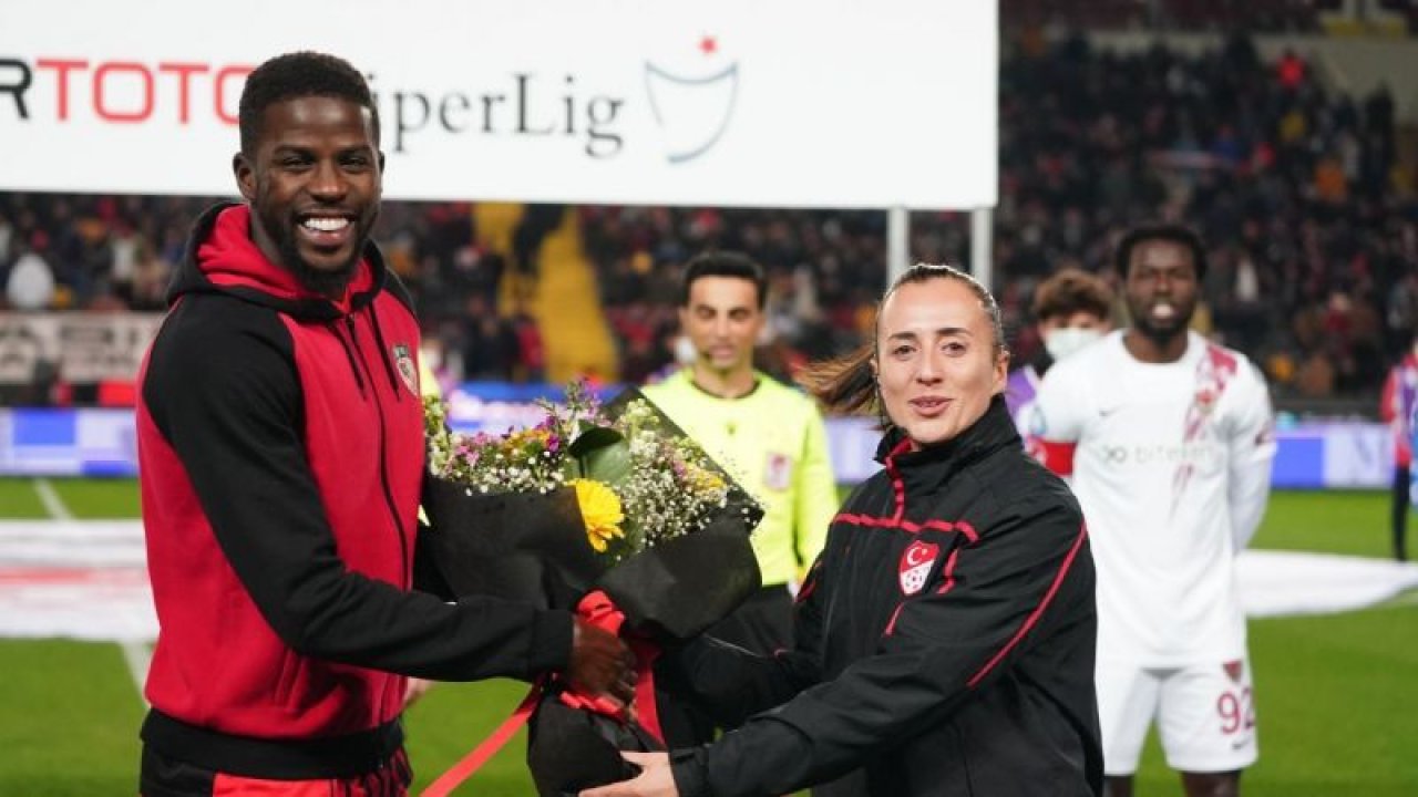 Papy Dijilobodji'den bayan hakeme çiçek