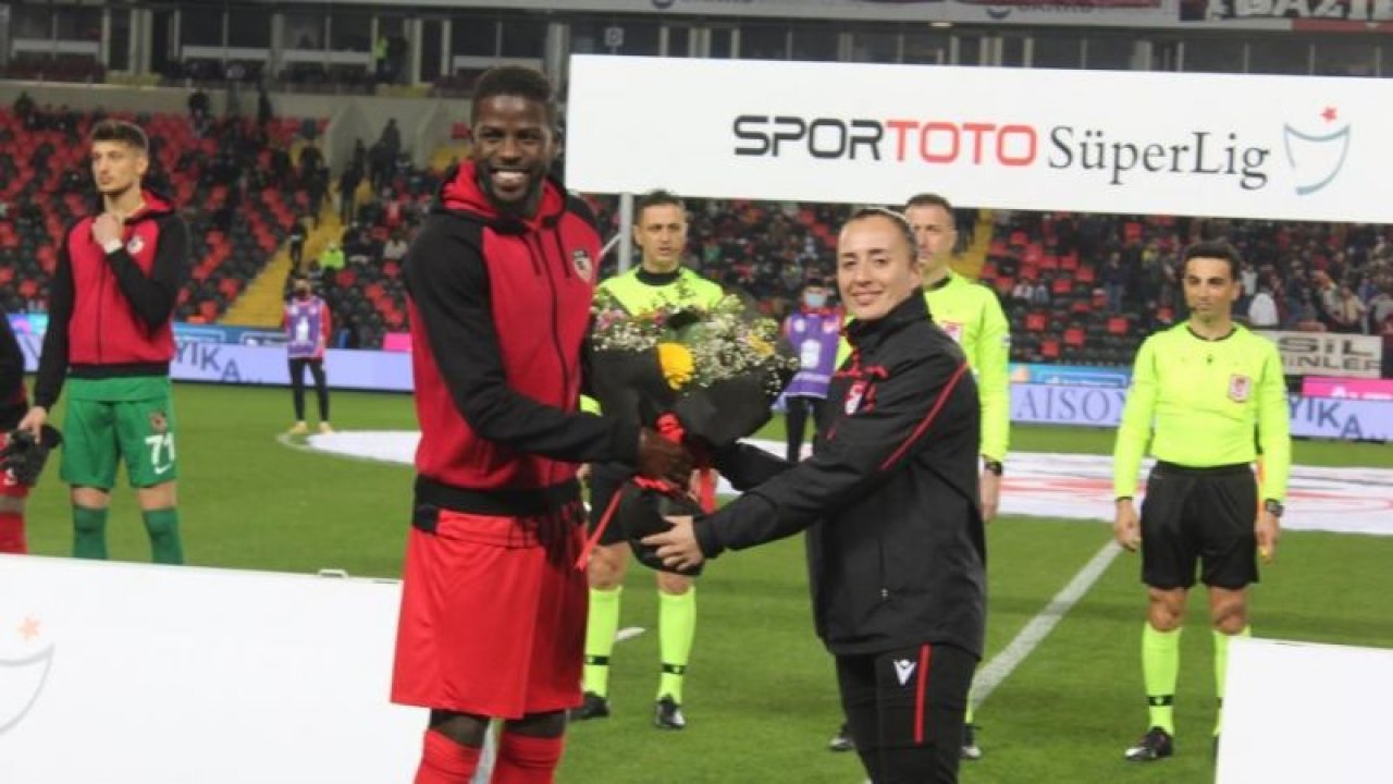 8 Mart Dünya Kadınlar gününde kadın hakeme jest