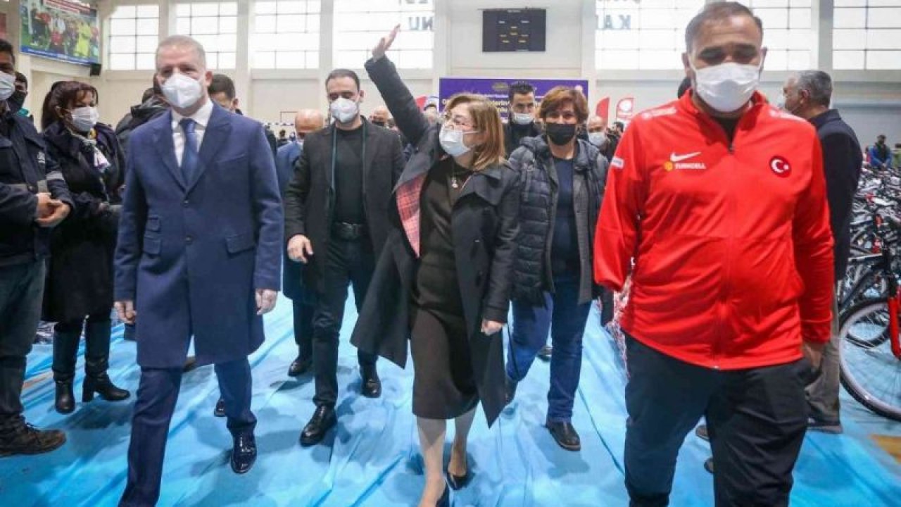 Gaziantep Büyükşehir Belediyesi pansiyonlarda konaklayan öğrencilere forma ve bisiklet dağıttı