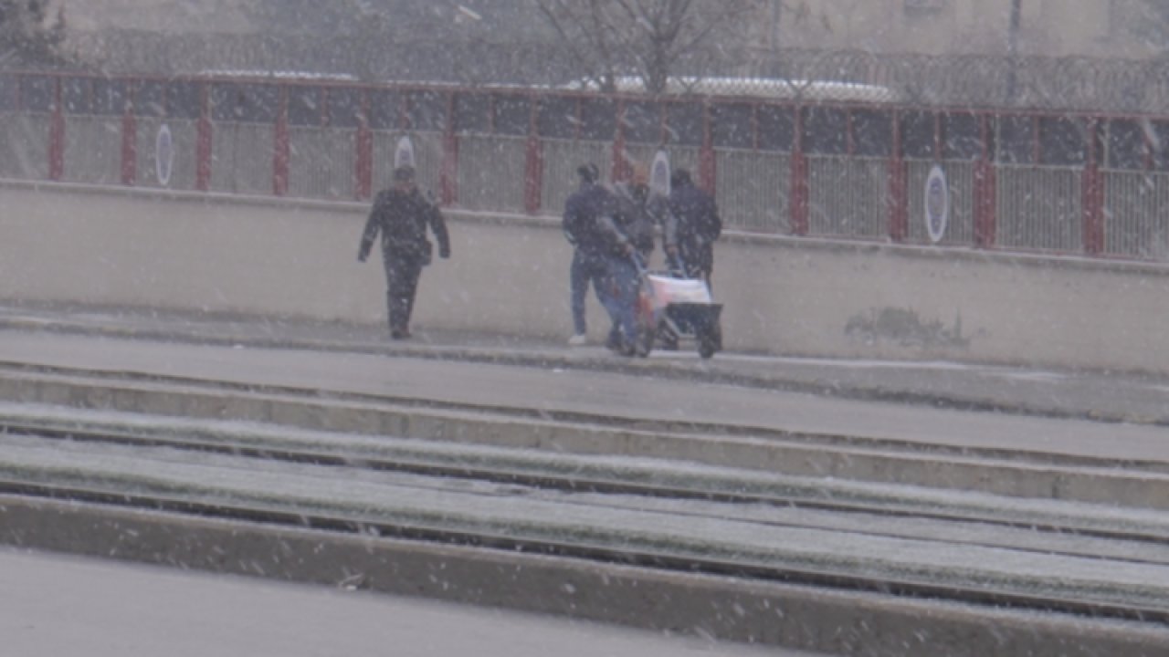 Son Dakika...Gaziantep'te şiddetli  kar yağışı başladı...Gaziantep'e Lapa Lapa Kar Yağıyor...
