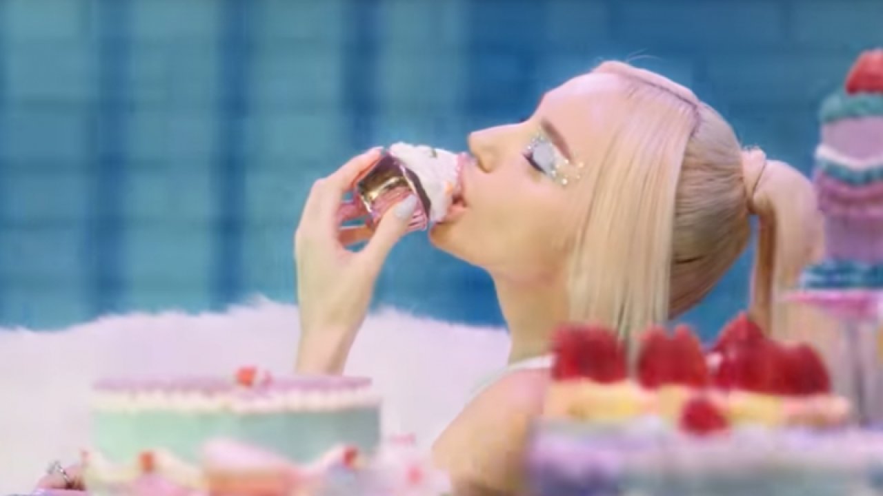 Şarkıcı Gülşen'in 'Lolipop' şarkısının klibi kısa sürede gündem oldu. ( TIKLA İZLE )