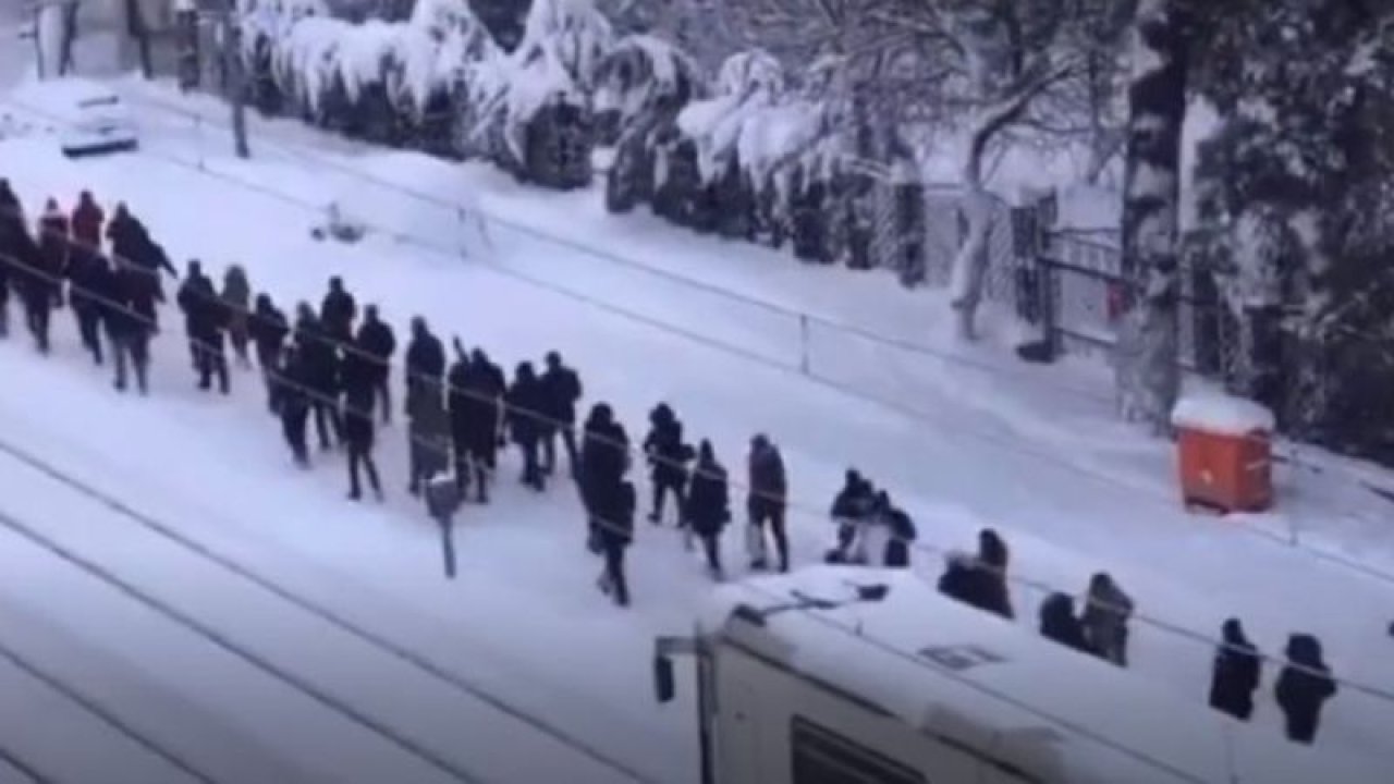 Gaziantepliler  'KARA KARA' Düşünüyor! Kar Yağıyor Gaziantepli Vatandaşlar İşe Nasıl Gideceğiz Diye Düşünüyor?