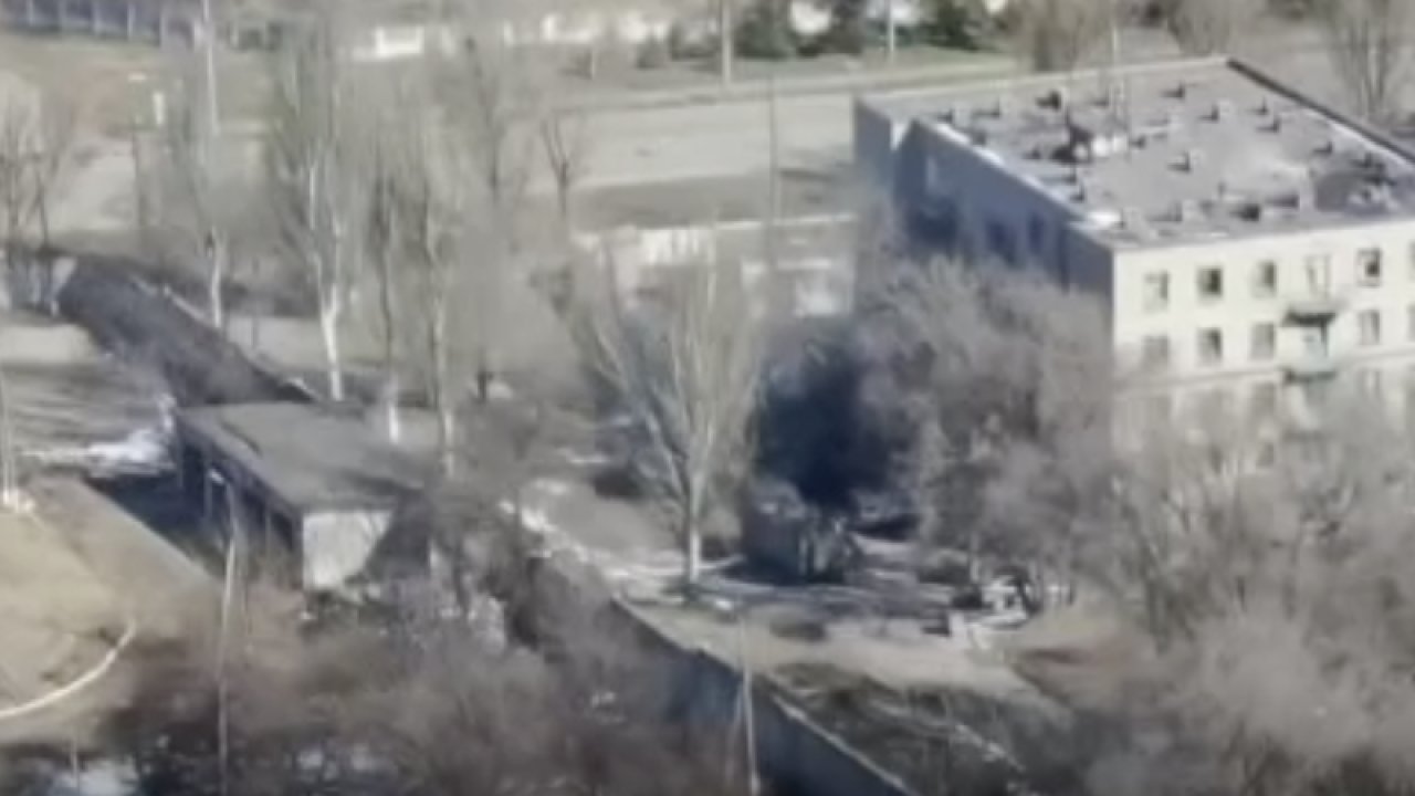 Mariupol’de Rus zırhlı araçları imha edildi