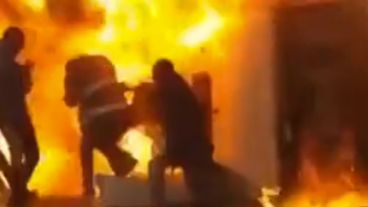 Şanlıurfa'da can pazarı! Alevlerin içine dalıp baba oğulu kurtardılar