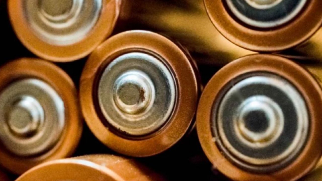 Bilim insanları, 140 yıllık paslı piller enerji depolamada çığır açabileceğini söylüyor