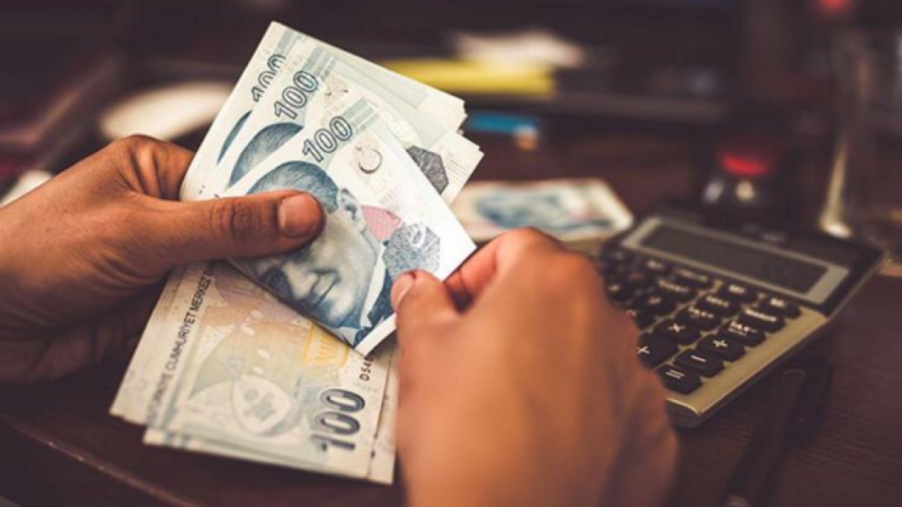 Gaziantepli emeklilerde merak ediyor! Emekli maaşı alan milyonlarca kişi bayram ikramiyesinin ne kadar olacağını merak etmeye başladı. Emekliye bayram ikramiyesinde 3 formül! Meclis'e geliyor: 1398, 1655 ve 2000 TL...