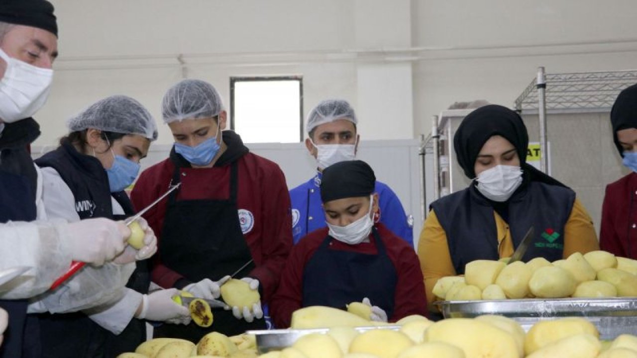 Gaziantep'te meslek lisesi öğrencileri günde 20 bin kişiye yemek hazırlıyor
