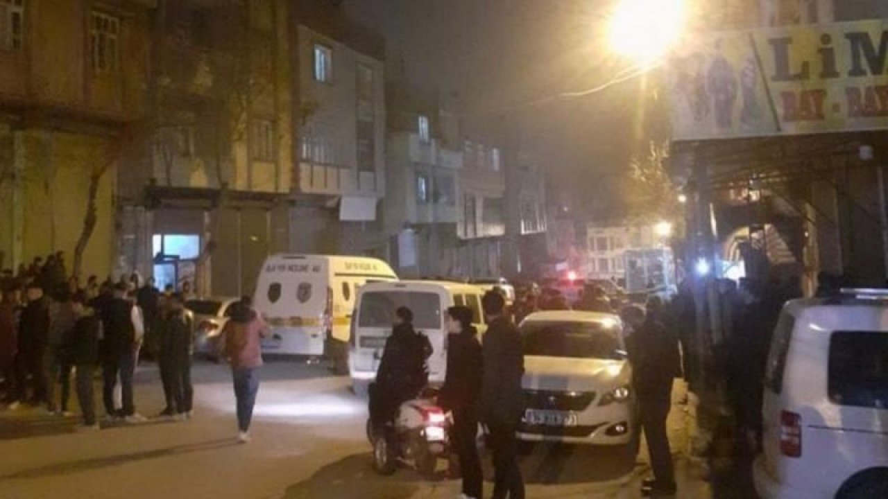 Son dakika! İşte Detaylar....Gaziantep Fırat Mahallesi’nde silahlı çatışma! Ölü ve yaralı var! Gaziantep’te bir berber dükkanına giren silahlı saldırgan içerideki müşterilerin üzerine kurşun yağdırdı