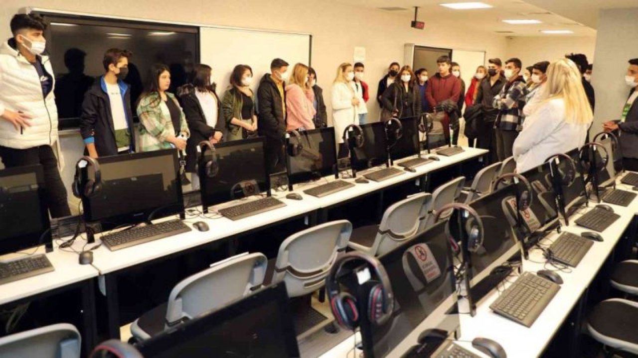 SANKO Üniversitesi aday öğrencileri bilgilendiriyor