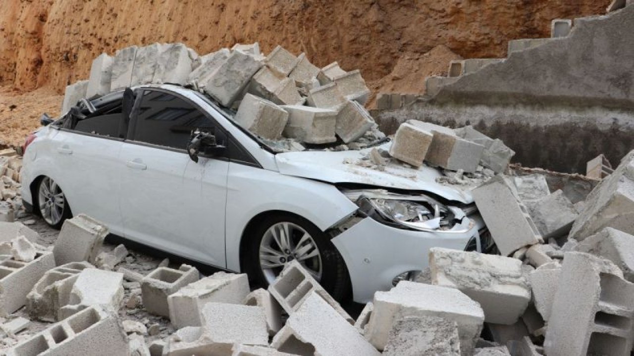 Gaziantep'te çöken istinat duvarının altında kalan 3 araç hasar gördü
