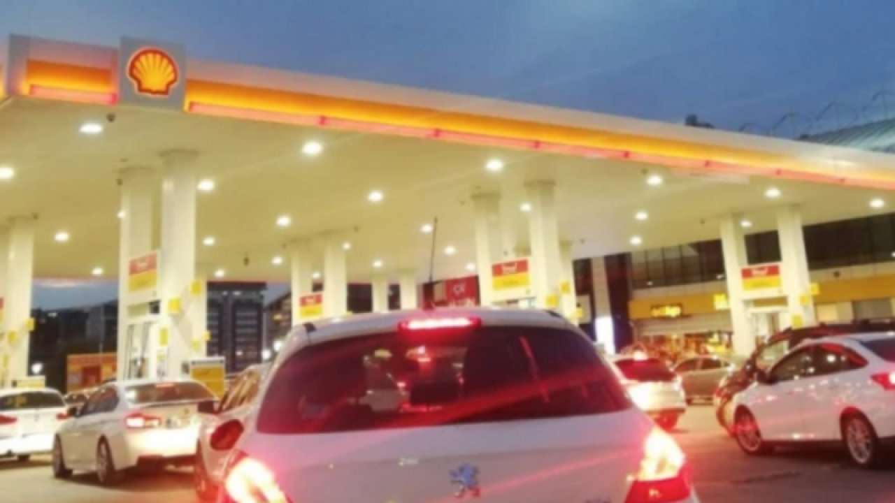 Akaryakıta Bir Zam Daha Geliyor!  Motorine yeni zam kapıda: Bu gece fiyatı 24 lirayı aşacak  Akaryakıta yarın Geçerli Olmak Üzere 1.36 Kuruş azm geliyor...