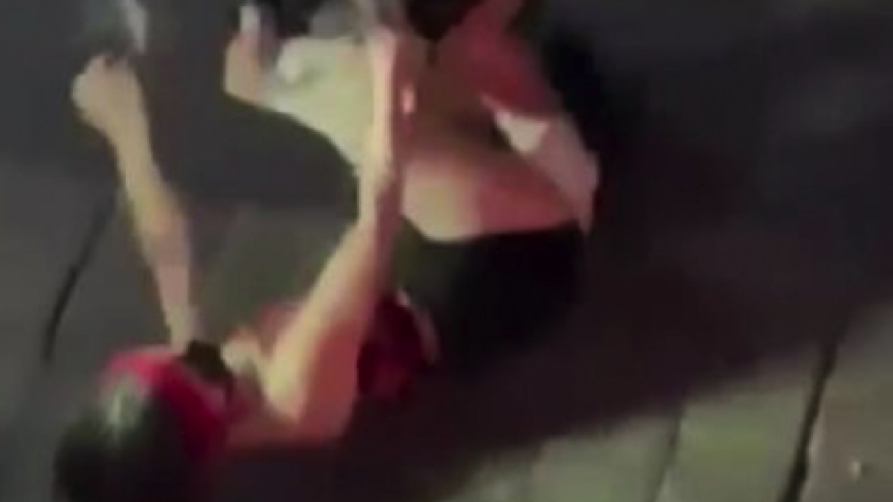 Kızların saç saça baş başa kavgası kamerada ...Video Haber