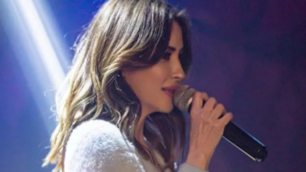 Ünlü şarkıcı Aynur Aydın süper mini eteğiyle konser verdi! Sosyal Medyayı ikiye böldü...