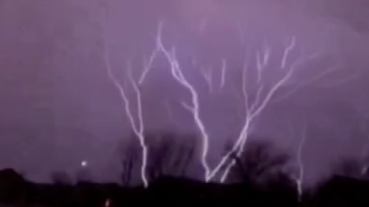 Nadir olarak meydana gelen “ters yıldırım” görüntülendi