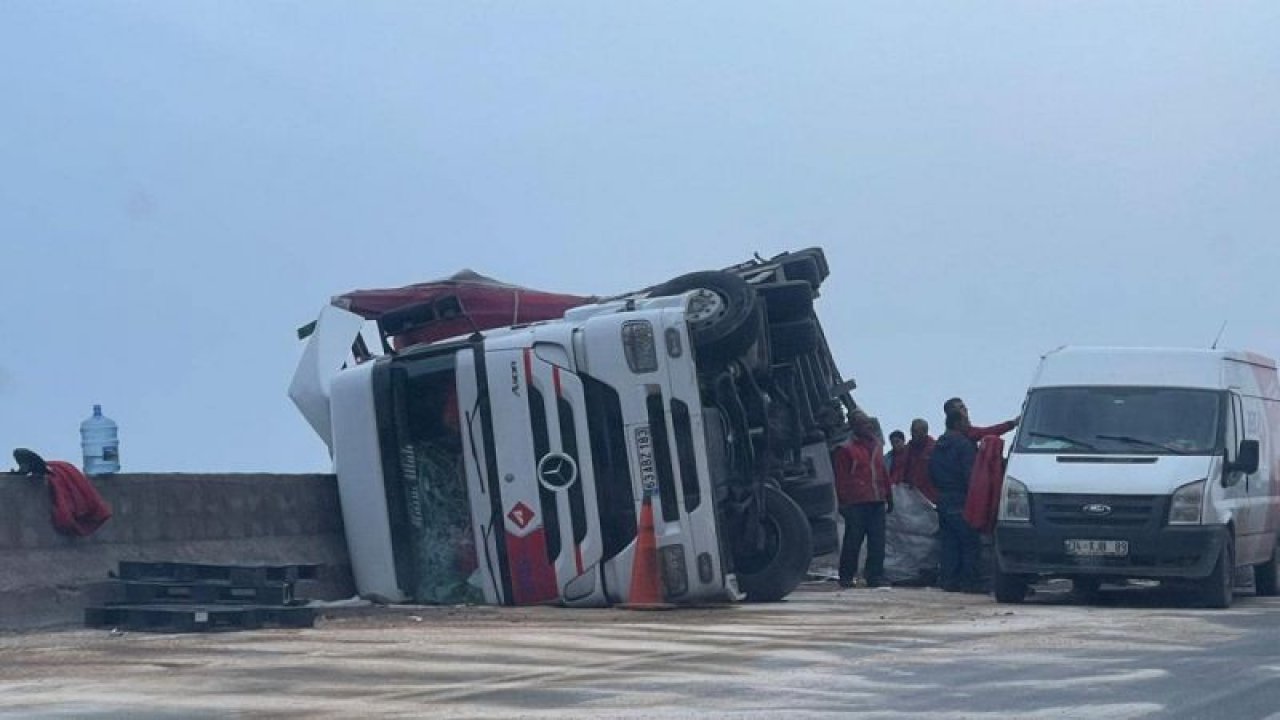 Son Dakika...Gaziantep'te tır devrildi...Kazada tırın sürücüsü yaralandı